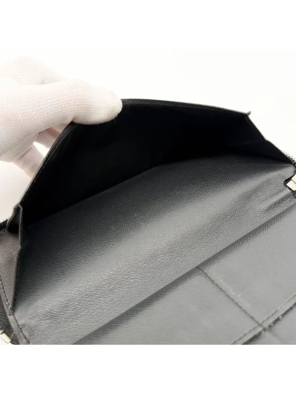 Louis Vuitton Zippy Wallet Vertical Taiga Black Round